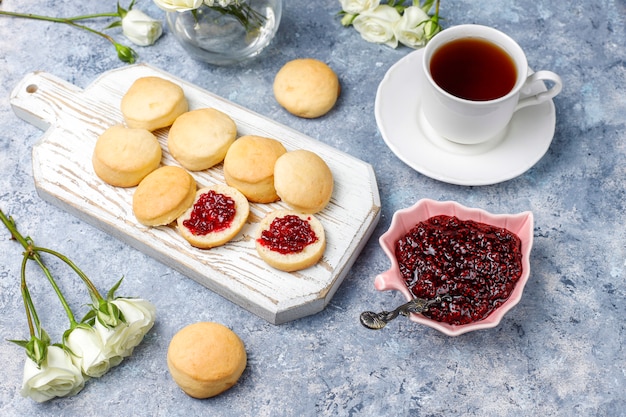 Zelfgemaakte heerlijke koekjes serveren met frambozenjam, bovenaanzicht