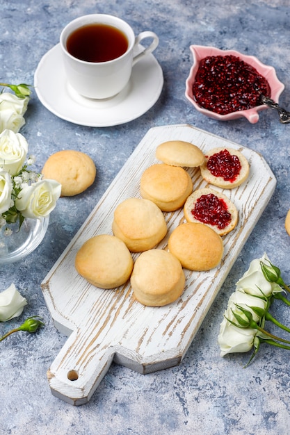 Zelfgemaakte heerlijke koekjes serveren met frambozenjam, bovenaanzicht