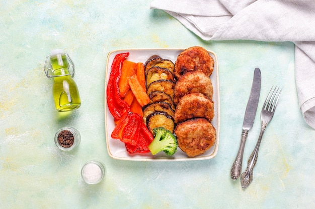 Zelfgemaakte heerlijke schnitzels met geroosterde groenten.