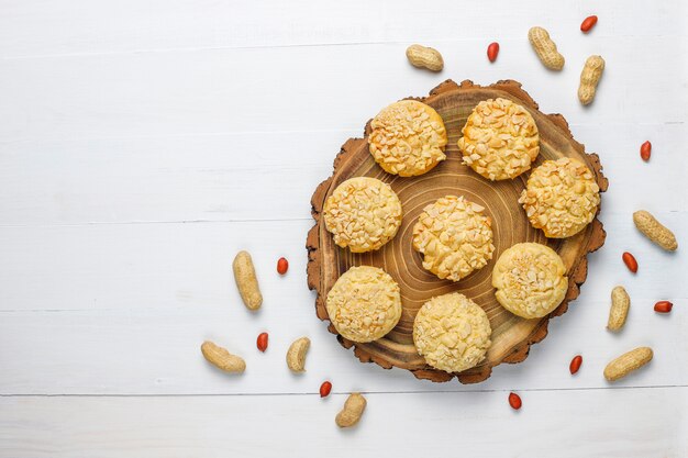 Zelfgemaakte knapperige koekjes met pinda's op witte houten tafel