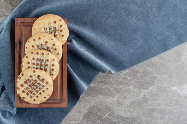 Zelfgemaakte koekjes gevuld met chocolade op een houten bord