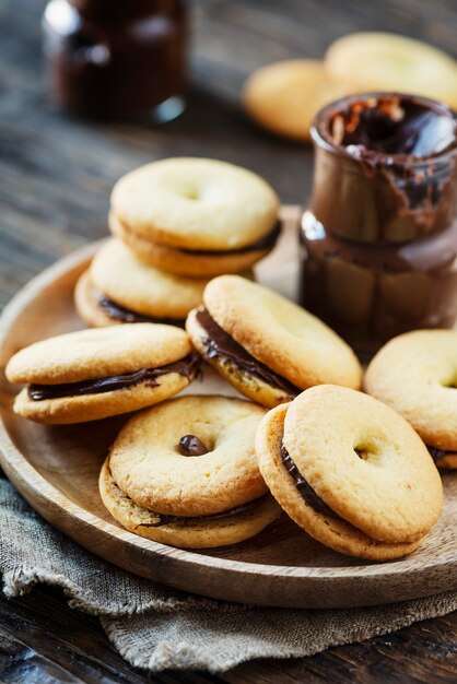 Zelfgemaakte koekjes met chocolade Premium Foto