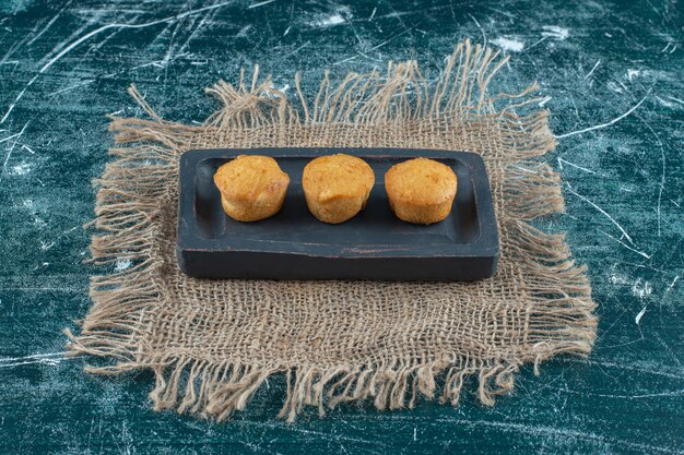 Zelfgemaakte koekjes op een houten plaat op handdoek, op de blauwe achtergrond. hoge kwaliteit foto