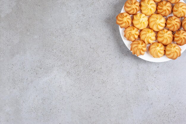 Zelfgemaakte koekjes op een plaat op marmeren achtergrond. Hoge kwaliteit foto