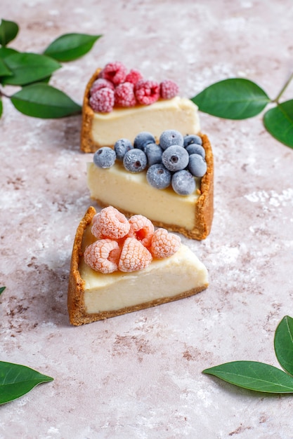 Zelfgemaakte New York cheesecake met bevroren bessen en munt, gezonde biologische dessert, bovenaanzicht