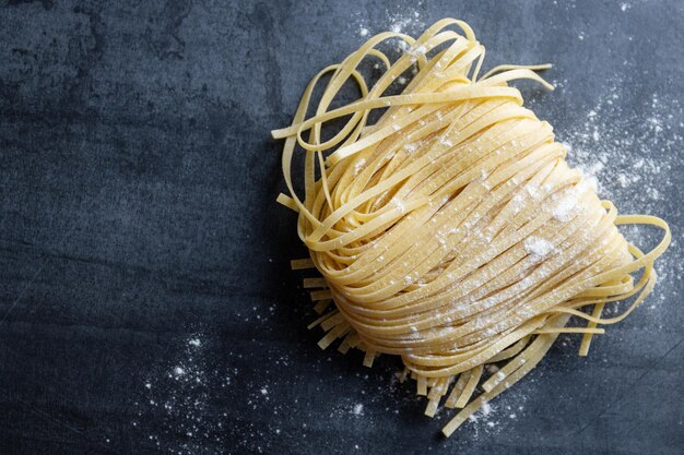 Zelfgemaakte pasta op donkere achtergrond