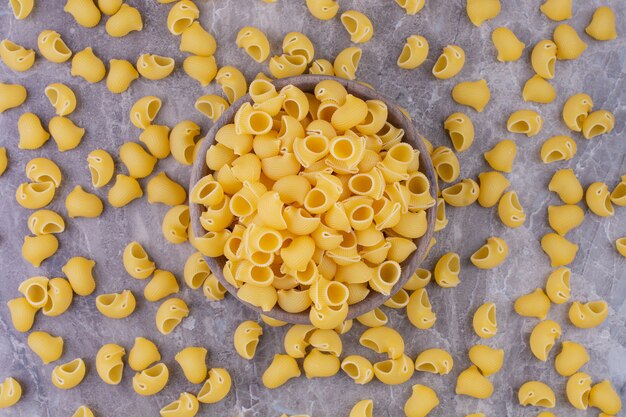 Zelfgemaakte pasta's geïsoleerd op de grijze marmeren ruimte.