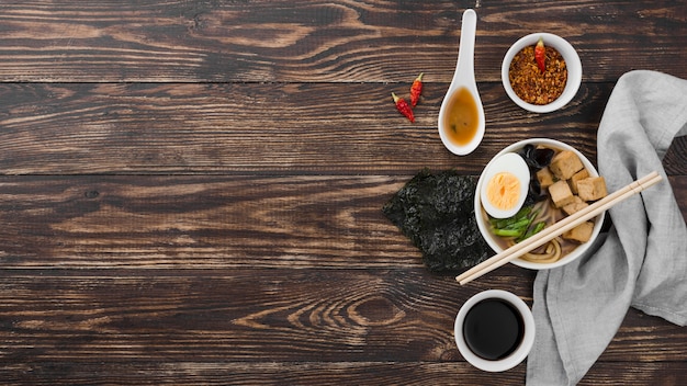 Zelfgemaakte ramen soep met de helft van het ei plat