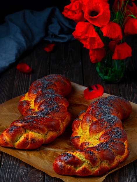 Zelfgemaakte rieten challah met maanzaad en saffraan op een bakplaat