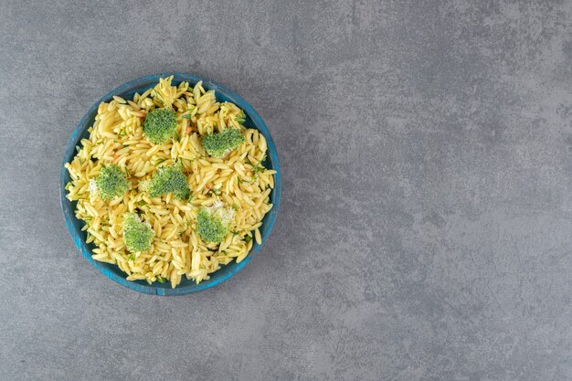 Zelfgemaakte rijst met broccoli op blauw bord. Hoge kwaliteit foto