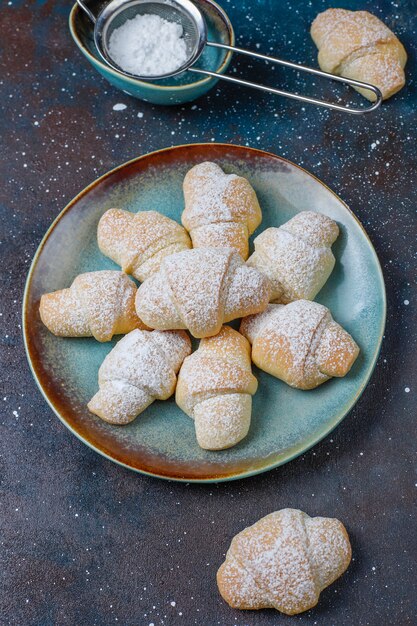 Zelfgemaakte rugelach met jam vulling, bovenaanzicht