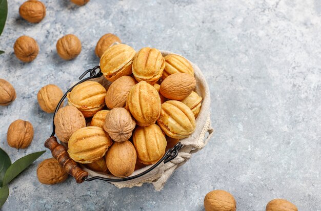 Zelfgemaakte Russische koekjes met gekookte gecondenseerde melk en walnoten.