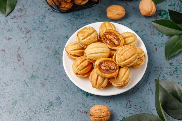 Zelfgemaakte Russische koekjes met gekookte gecondenseerde melk en walnoten.