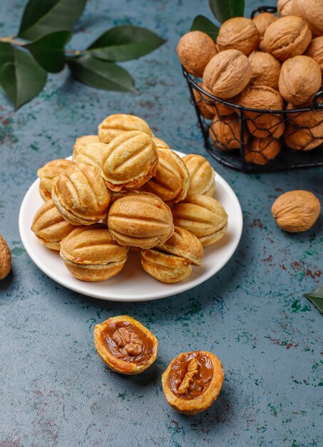 Zelfgemaakte Russische koekjes met gekookte gecondenseerde melk en walnoten.