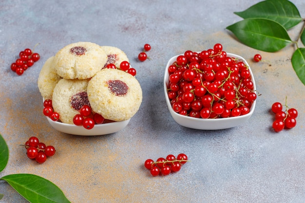 Zelfgemaakte rustieke rode aalbes jam vullen koekjes met kokos en rode bessen bessen