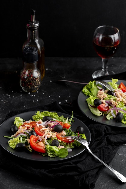 Zelfgemaakte salade op donkere plaat