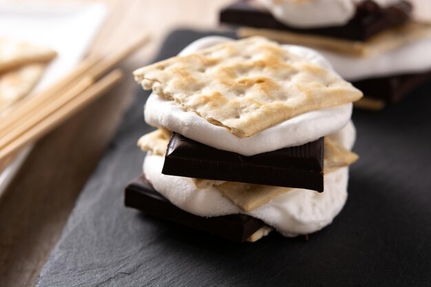 Zelfgemaakte smores op houten tafel typisch Amerikaans snoepje