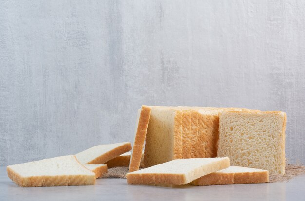 Zelfgemaakte sneetjes toastbrood op stenen oppervlak