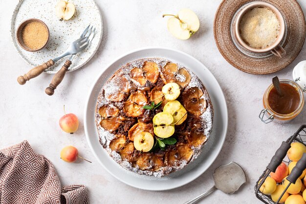 Zelfgemaakte tarte tatin taart met appels en noten op een beige achtergrond Franse appeltaart selectieve focus