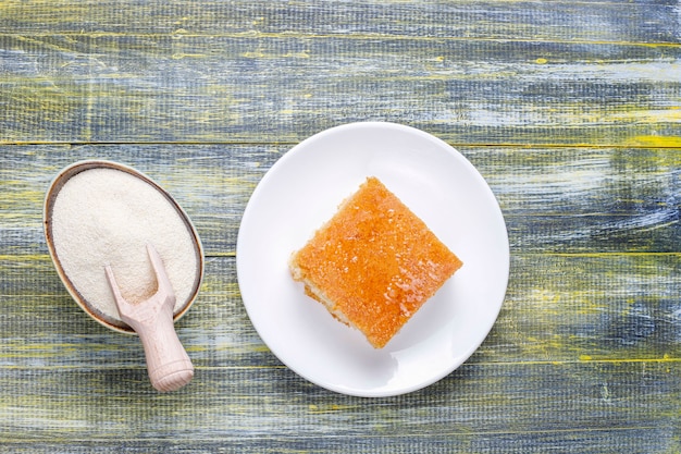 Zelfgemaakte Turkse dessertgriesmeelcake.