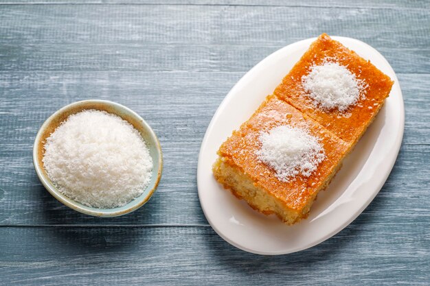 Zelfgemaakte Turkse dessertgriesmeelcake