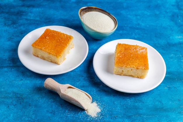 Zelfgemaakte Turkse dessertgriesmeelcake.