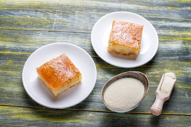 Zelfgemaakte Turkse dessertgriesmeelcake.