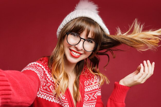 Zelfportret van gelukkig langharige vrouw in winterkleren