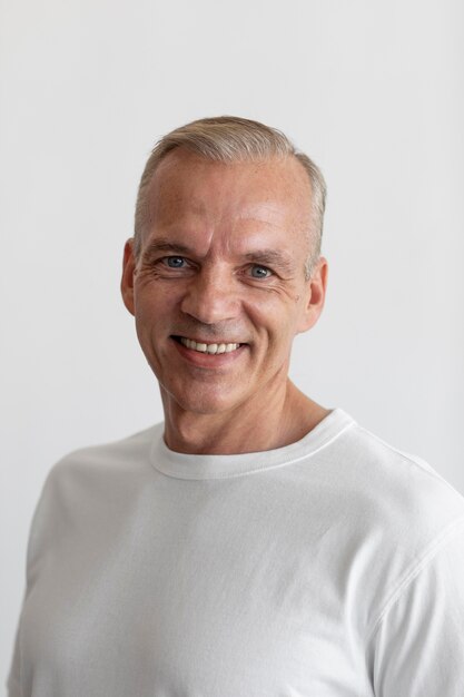 Zelfverzekerd mannenportret van middelbare leeftijd