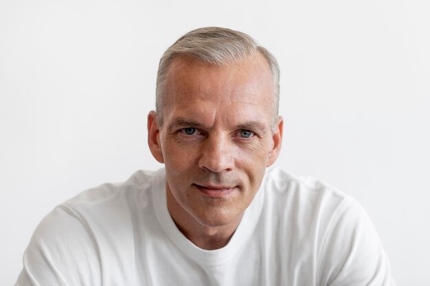 Zelfverzekerd mannenportret van middelbare leeftijd