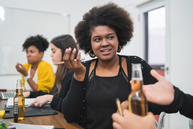 Zelfverzekerde Afro-Amerikaanse zakenvrouw praten met een partner op kantoor. Bedrijfsconcept.