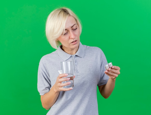 Zelfverzekerde jonge blonde zieke slavische vrouw