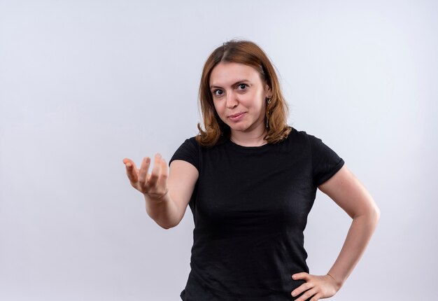 Zelfverzekerde jonge casual vrouw gebaren komen hier op geïsoleerde witte ruimte met kopie ruimte