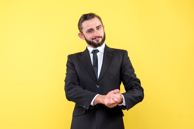 Zelfverzekerde jonge man zijn handpalmen tegen elkaar