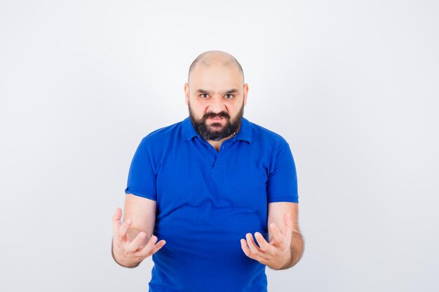 Zelfverzekerde jongeman in blauw t-shirt