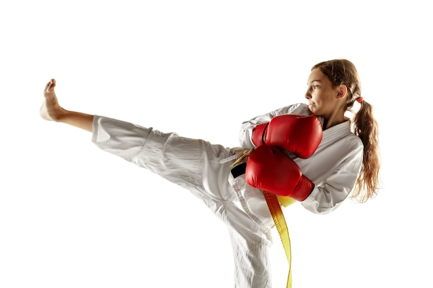 Zelfverzekerde junior in kimono die hand-tot-handgevechten, vechtsporten beoefent.