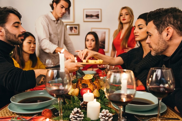 Gratis foto zes vrienden die met kerstmis dineren