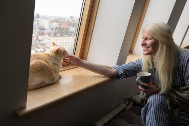 Zicht op albinovrouw overdag thuis