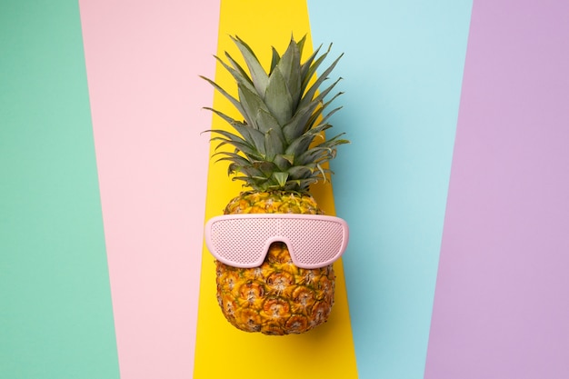 Zicht op ananasfruit met coole zonnebril