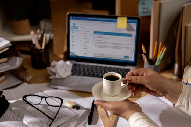 Gratis foto zicht op bureau met rommelige werkruimte en laptop