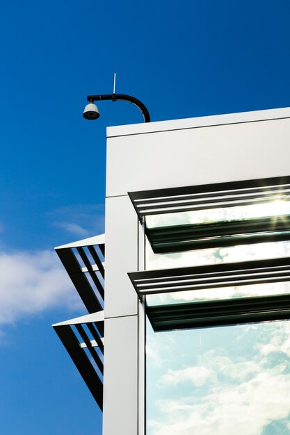 Zicht op gebouw met reflecterende ramen