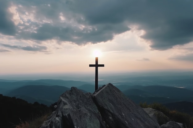 Gratis foto zicht op religieus kruis op bergtop met lucht en wolken