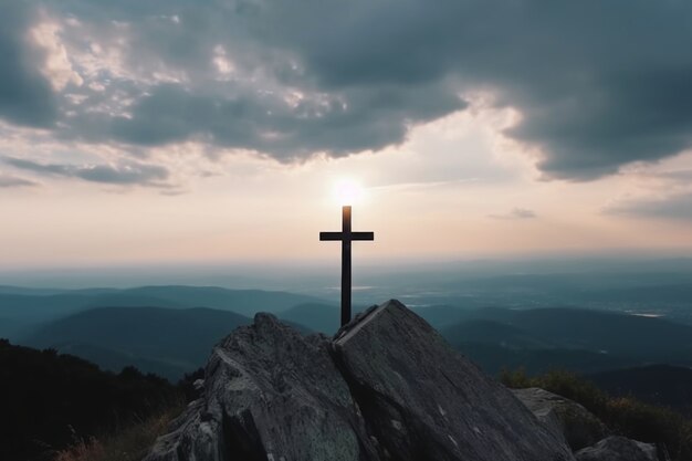 Zicht op religieus kruis op bergtop met lucht en wolken