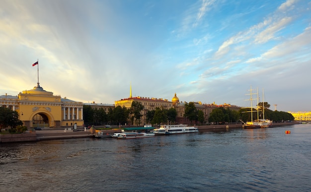 Zicht op St. Petersburg in de ochtend