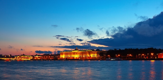 Zicht op St. Petersburg in zonsondergang