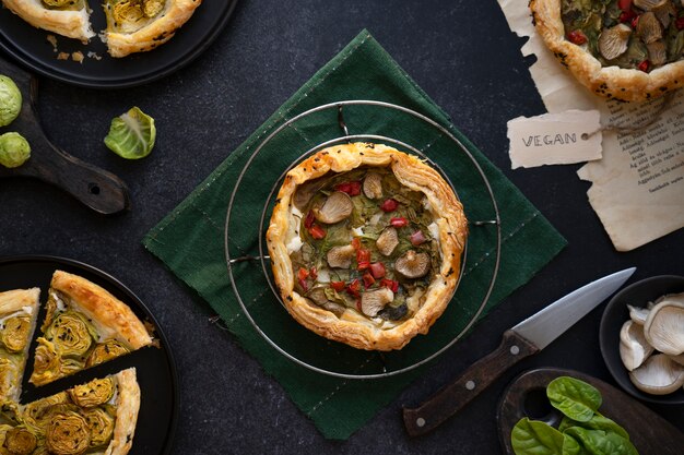 Gratis foto zicht op veganistische pizza gedaan met groenten door bakkerij