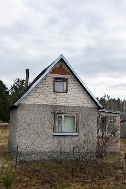 Zicht op verlaten en vervallen huis in de natuur