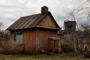 Gratis foto zicht op verlaten en vervallen huis in de natuur