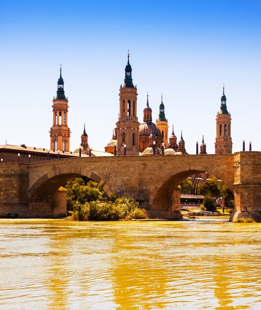 Zicht op Zaragoza in zonnige dag