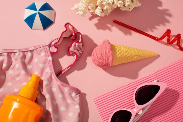 Gratis foto zicht op zonnebril met zomerse essentials en watermeloentasje